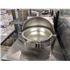 Image 1 : 5.6L ROUND STAINLESS ROLL TOP CHAFER / FIXED LEGS