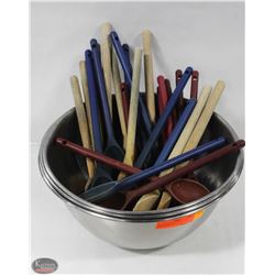 BAILIFF SEIZURE! 3 STAINLESS STEEL BOWLS W/ WOOD