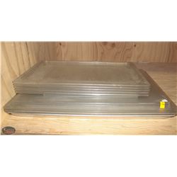 2 FULL SIZE BAKING SHEETS WITH 2 FULL SIZE LIDS.