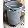 Image 1 : BRUTE RUBBERMAID COMMERCIAL GARBAGE CAN WITH WHEEL
