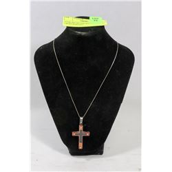 STERLING SILVER NECKLACE WITH CROSS PENDANT.