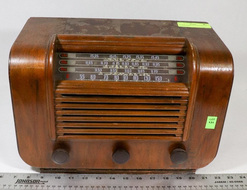 ANTIQUE 1940'S RCA VICTOR A23 TUBE RADIO
