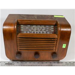 ANTIQUE 1940'S RCA VICTOR A-23 TUBE RADIO