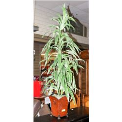 SMALL METAL PLANT POT.