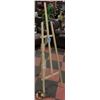 Image 1 : NEW WOOD EASEL