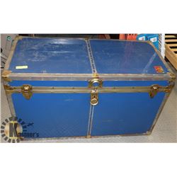 LARGE VINTAGE STEAMER TRUNK