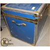 Image 3 : LARGE VINTAGE STEAMER TRUNK