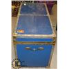 Image 4 : LARGE VINTAGE STEAMER TRUNK