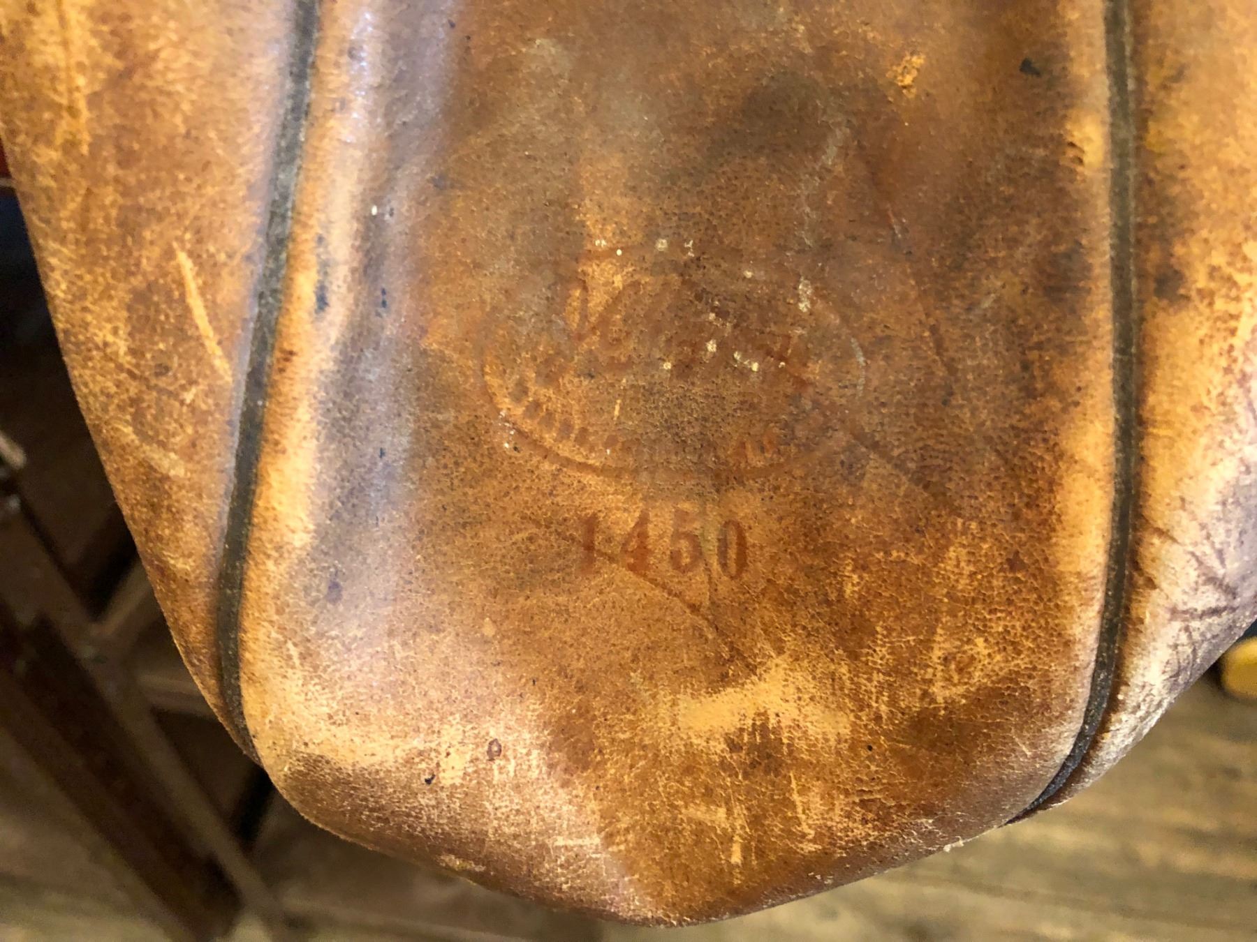 VINTAGE SPEED BAG ON METAL MOUNT