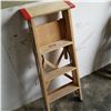 Image 2 : WOODEN 4 STEP LADDER