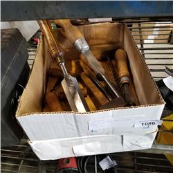 TRAY OF CHISELS AND VINTAGE TOOLS