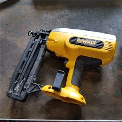 DE WALT CORDLESS NAILER NO BATTERY