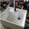 Image 2 : LAUNDRY SINK AND FAUCET