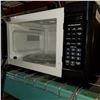 Image 2 : BLACK DANBY DESIGNER 1000W MICROWAVE WITH ONE TOUCH OPERATION TESTED AND WORKING