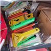 Image 2 : LOT OF KNIFE AND SCRAPER SETS AND SCRUBBER BRUSHES