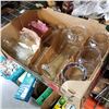 Image 2 : 2 BOXES OF VASES AND COLLECTIBLES
