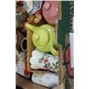 Image 2 : 2 BOX LOT OF TEAPOTS AND COLLECTIBLES