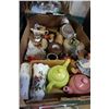 Image 3 : 2 BOX LOT OF TEAPOTS AND COLLECTIBLES