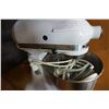 Image 2 : WHITE FLIP TOP KITCHENAID CLASSIC MIXER W/ BOWL AND 5 ATTACHMENTS - WORKING