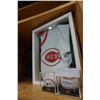 Image 1 : 2 RAWLINGS BASEBALLS AND RED SHIRT