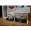 Image 3 : 2 RAWLINGS BASEBALLS AND RED SHIRT