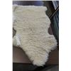 Image 2 : 2 SHEEP SKIN RUGS