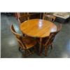 Image 2 : ROUND MAPLE DINING TABLE W/ 2 LEAFS AND 4 CHAIRS