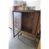 Image 3 : ANTIQUE 1 DOOR GLASS DISPLAY CABINET