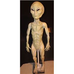 THE X-FILES COLONIST COMPLETE ALIEN EXCELLENT DISPLAY ON STAND
