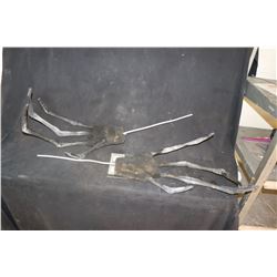 MONSTER ALIEN CREATURE ARMATURED ARMS