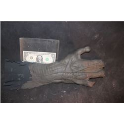 ALIEN VS PREDATOR REQUIEM PREDALIEN HAND UNUSED & DAMAGED