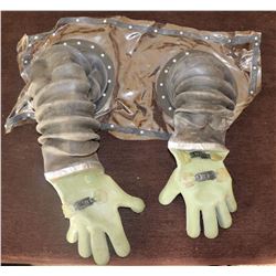 BUBBLE BOY SCREEN USED ARMS WITH GLOVES JAKE GYLLENHAAL 1