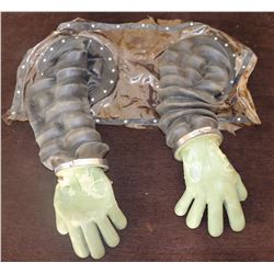 BUBBLE BOY SCREEN USED ARMS WITH GLOVES JAKE GYLLENHAAL 3