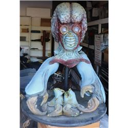 LOONEY TUNES BACK IN ACTION METALUNA MUTANT SCREEN USED