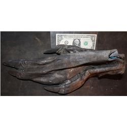 ALIEN VS PREDATOR RESURRECTION SCREEN USED HERO FOOT WITH TOM WRITTEN INSIDE