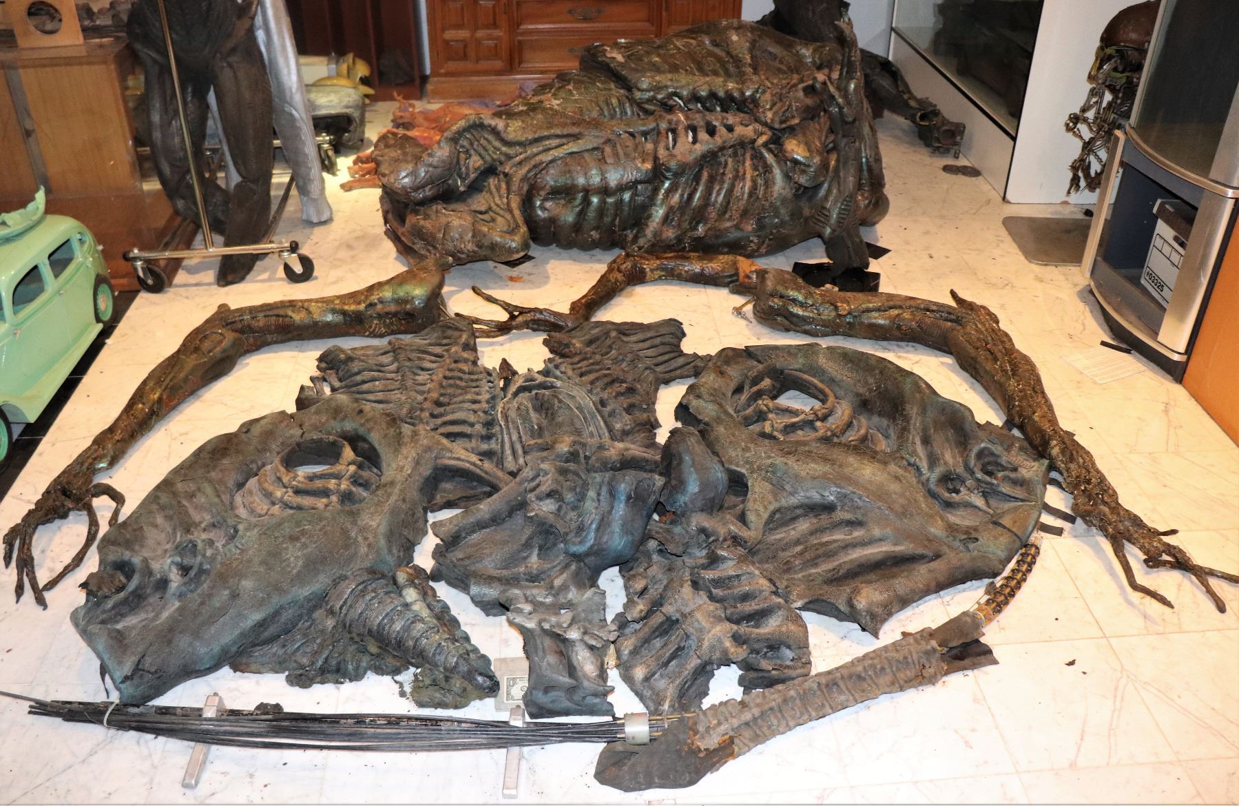 ALIEN RESURRECTION SCREEN MATCHED ALIEN QUEEN THAT GIVES BIRTH TO NEWBORN