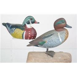 Lot of two carvings. Miniature wood duck drake de