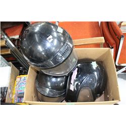Box with 3 Helmuts