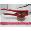 Image 2 : LOT OF 3 KITCHENWARE ITEMS (VINTAGE) *METAL* (GRATER, POTATO RICER, PRESS)