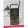 Image 3 : LOT OF 3 KITCHENWARE ITEMS (VINTAGE) *METAL* (GRATER, POTATO RICER, PRESS)