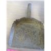 Image 2 : LOT OF 3 FIREPLACE ITEMS (ASH PAIL, METAL SHOVEL AND METAL DUSTPAN)
