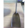 Image 5 : LOT OF 3 FIREPLACE ITEMS (ASH PAIL, METAL SHOVEL AND METAL DUSTPAN)
