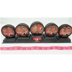 SET OF TEAM CANADA HOCKEY PUCKS WITH STAND (WAYNE GRETZKY, ETC)