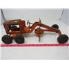 Image 1 : STRUCTO TOYS AND A METAL ROAD GRADER
