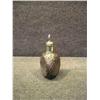 Image 1 : Une carafe triangulaire en verre dans une monture