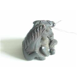 Un netsuke en ébène représentant une cigale perch