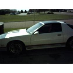 1986 CHEVROLET CAMARO Z28, WHITE, AND RED INTERIOR, 1G1