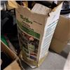Image 2 : LOT OF GARDEN ITEMS - SPRAYERS, HOSE REEL, BROOM HEAD, ETC