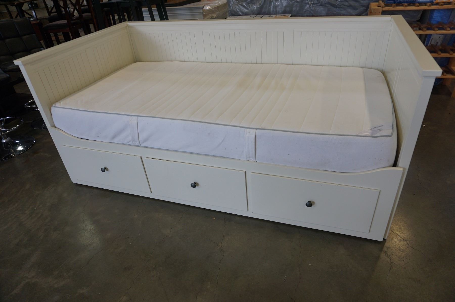 TWIN SIZE DAY BED W/ DRAWERS AND SULTAN FINNVIK IKEA MATTRESS