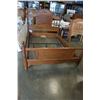 Image 1 : QUEEN SIZE POSTER BED